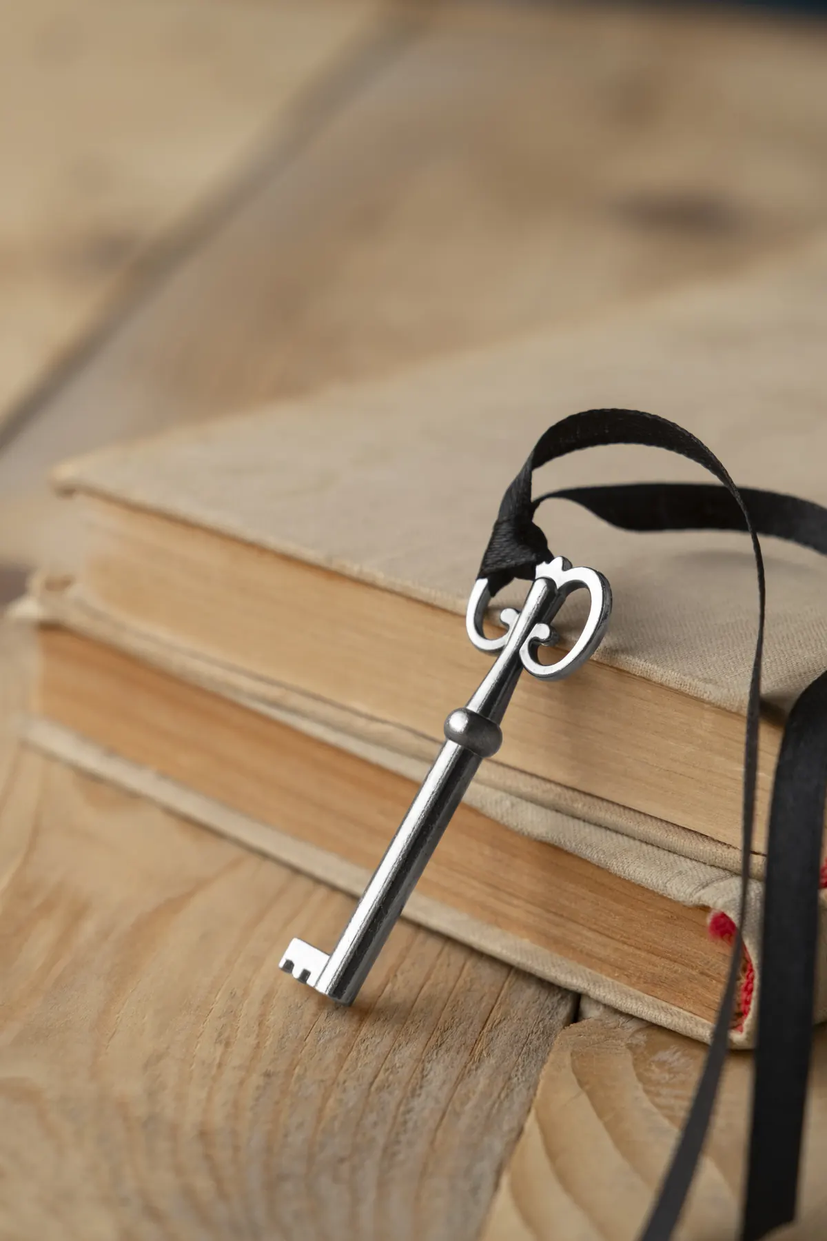 Chave antiga sobre livros empilhados.