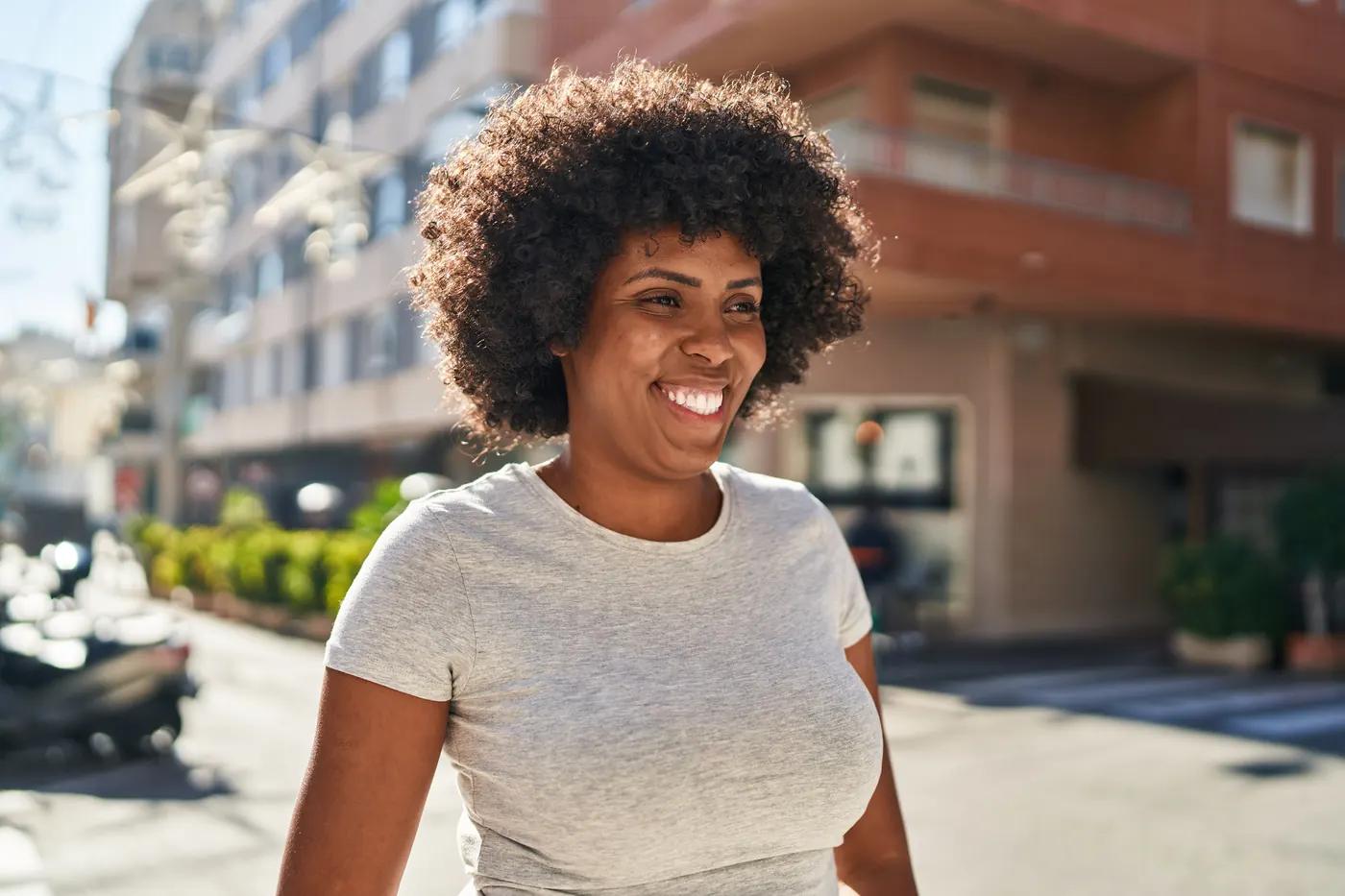 Mulher sorrindo numa rua de Curitiba.